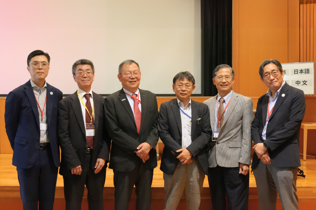 由左至右依序為:臺日交流推動辦公室副主任陳治維、九州大學副校長白谷正治、陽明交大校長林奇宏、日本文部科學省副部長清浦隆、陽明交大副校長孫元成、臺日交流推動辦公室主任寒川誠二。