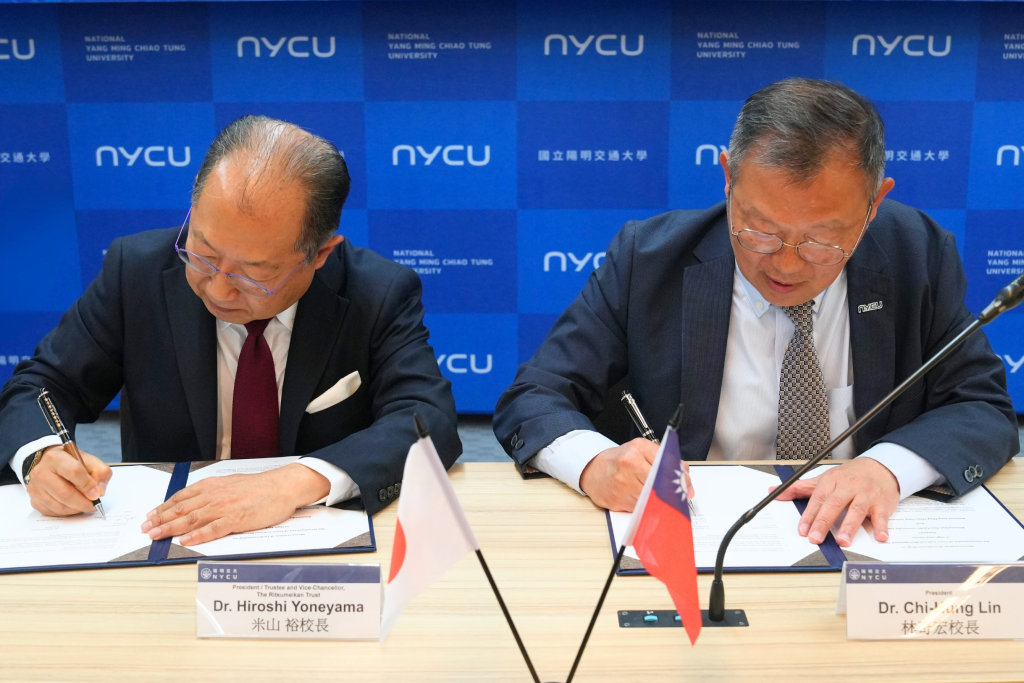 APU校長Hiroshi Yoneyama、NYCU校長林奇宏代表簽約。