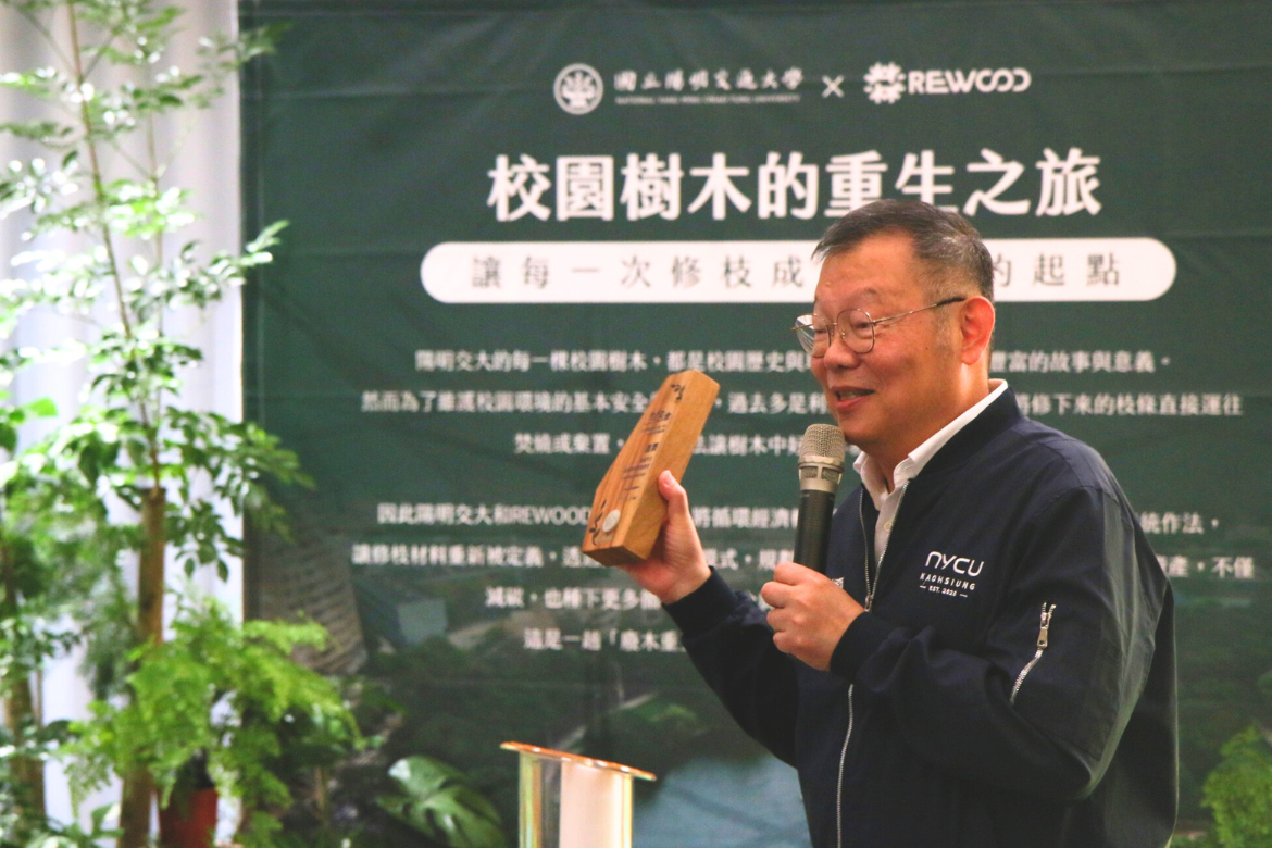 校園修枝木製成的「獎牌、小木架」,體積雖小卻能固碳約100克,象徵一段來自校園、回到校園的循環旅程。