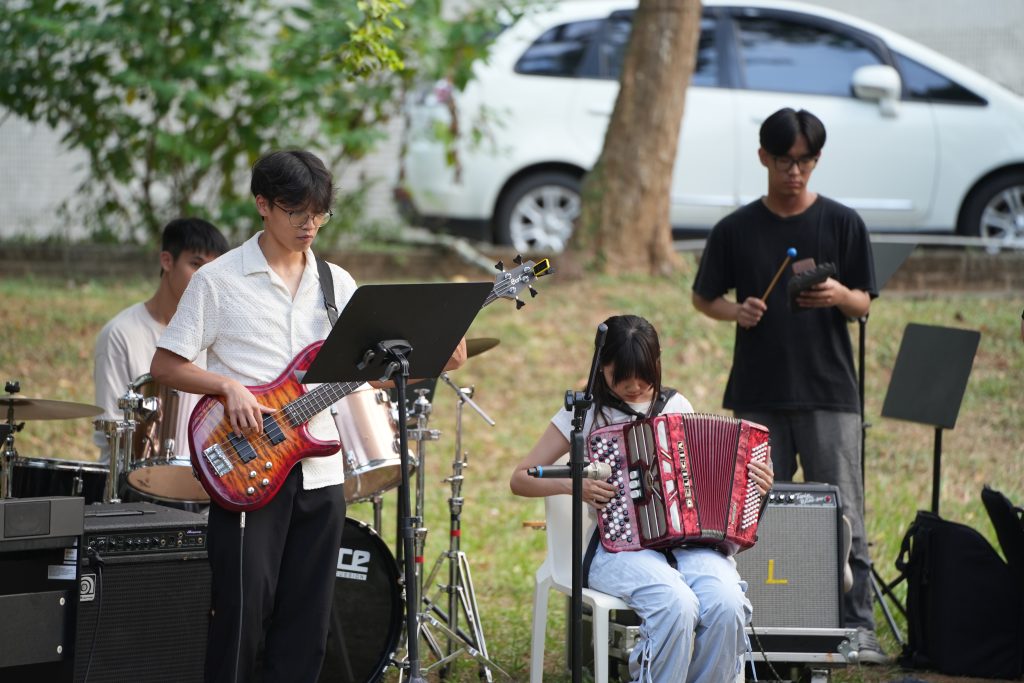 音樂研究所林明學老師率領學生於「蜷蜷亭」舉辦戶外即興爵士音樂會,竹構裝置間的演奏為《流動異響:2025 NYCU 竹構藝術節》揭開序幕。