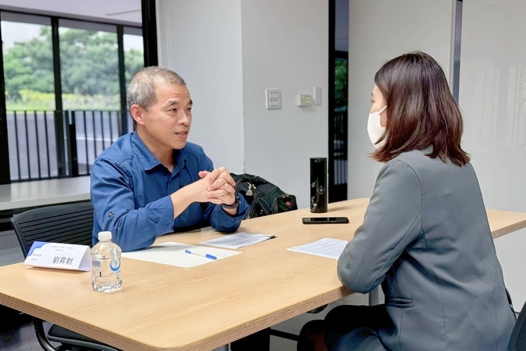 學生進行模擬面試,由104人力銀行Giver職涯志工,一對一協助準備職場應對。