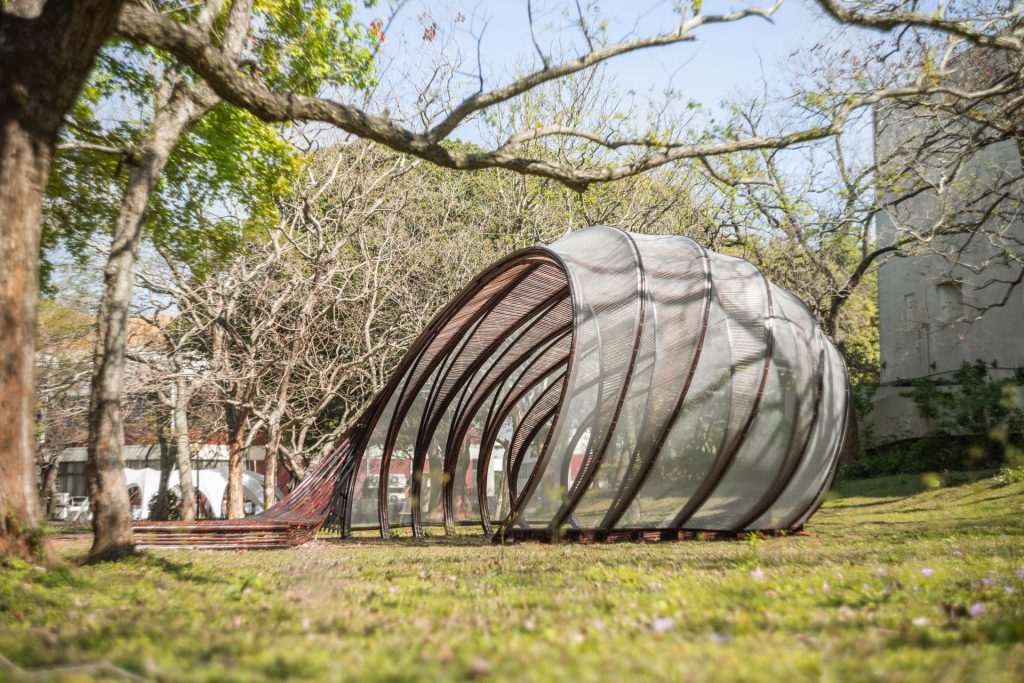 蜷蜷亭(Rolling Pavilion)就是一個「藝術即生活」的極佳例子。這座竹構建築由陽明交大建築研究所曾令理老師設計,坐落於光復校區第二餐廳外,是去年度竹構活動的重要代表作之一。今年則成為藝術節的象徵性據點,不斷轉化其功能與意涵,作為展演、集會、課程與創作的多功能平台。