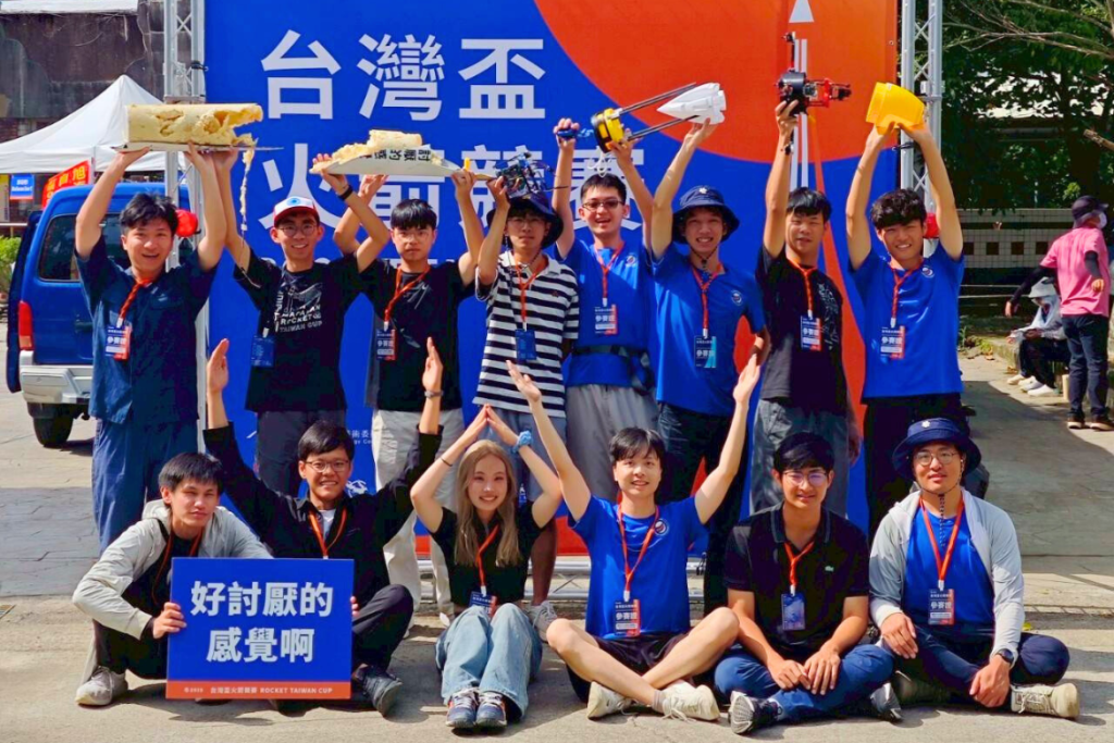 陽明交大機械工程系與聯合大學的合作團隊在首屆台灣盃火箭賽中獲得大學組第一名。